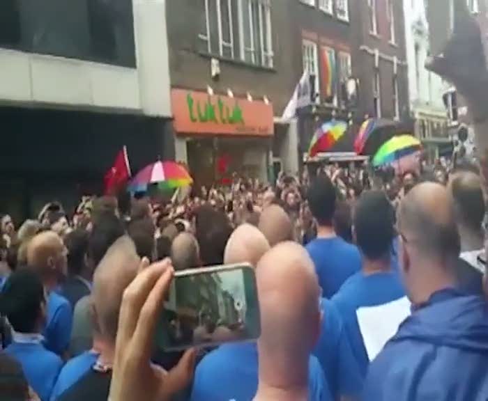 Londra’da toplanan eşcinseller koro halinde ölenler için şarkı söyledi