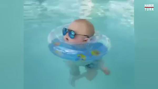 Bebeğin havuz keyfi