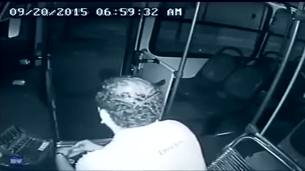 Otobüs şoförünü soyguncudan kurtaran engelli çocuk