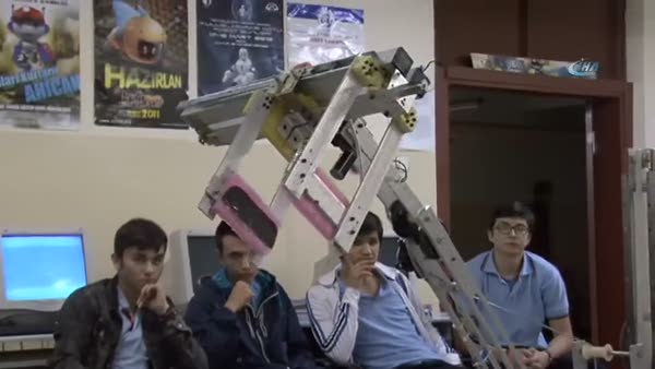 Lise öğrencilerinin tasarladığı robot iş kazalarını önleyecek
