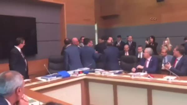 CHP'li vekiller Adalet Bakanı Bekir Bozdağ'ın üzerine yürüdü