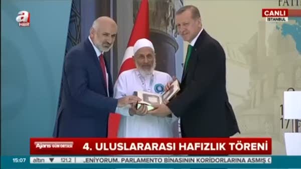 Cumhurbaşkanı Erdoğan Kur'an-ı Kerim hediye etti