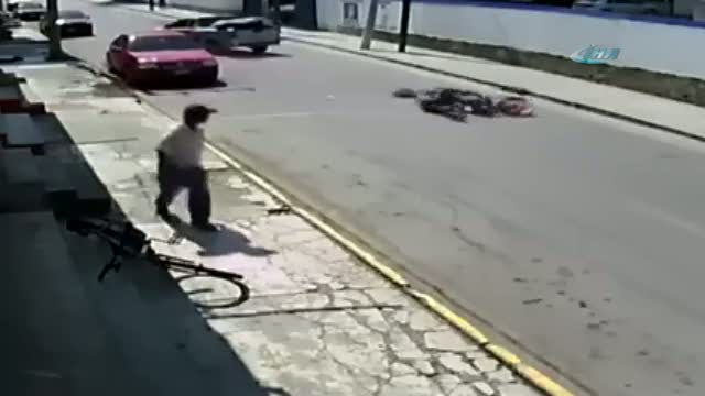 Motosikletli gencin bacağının kırıldığı kaza kamerada