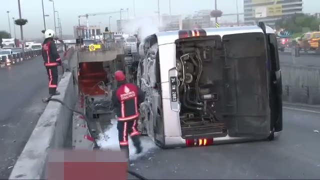 İstanbul’da metrobüs devrildi: 10 yaralı