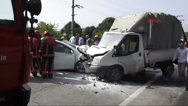 Beykoz'da komyonet ile otomobil kafa kafaya çarpıştı 4 kişi yaralandı....