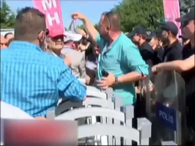 MHP Tüzük Kurultayında delegeler arasında sıra kavgası