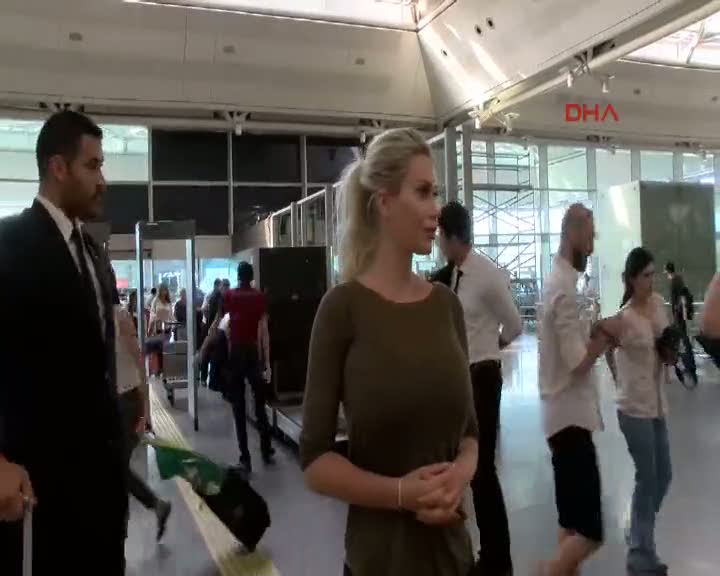 İstanbul'da ameliyat olan 'Canlı Barbie' ülkesine gitti