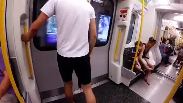 İki durak arasında koşarak metroyla yarışan adam