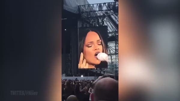 Rihanna Dublin konserinde ağladı!