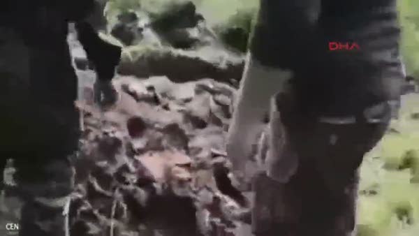Ukraynalı askerler ayrılıkçı Rus'u diri diri gömdü!