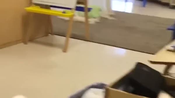 Oğlunu okuldan alırken ki sevimli reaksiyonlarını kaydeden babadan mutluluk dolu bir video