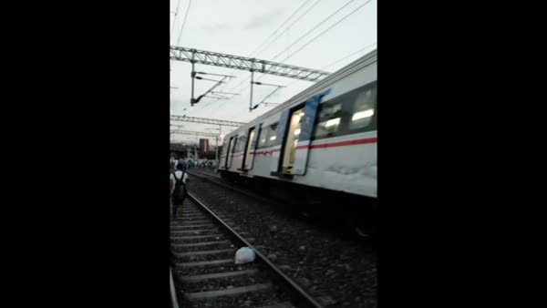 İzmir'de yolcu treni ile yük treni çarpıştı