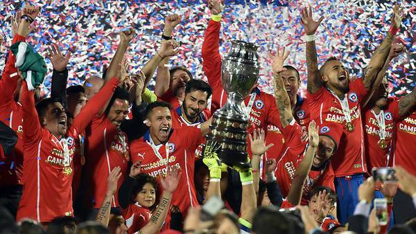 Copa America 2016'da penaltılarla kazanan Şili kupayı kaldırdı