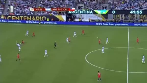 Bir kırmızı kartta Arjantin'e