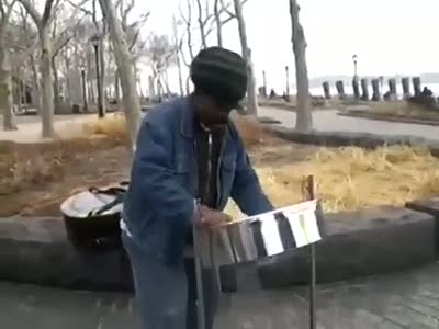 Yabancı sokak müzisyeninden İstiklal Marşı performansı