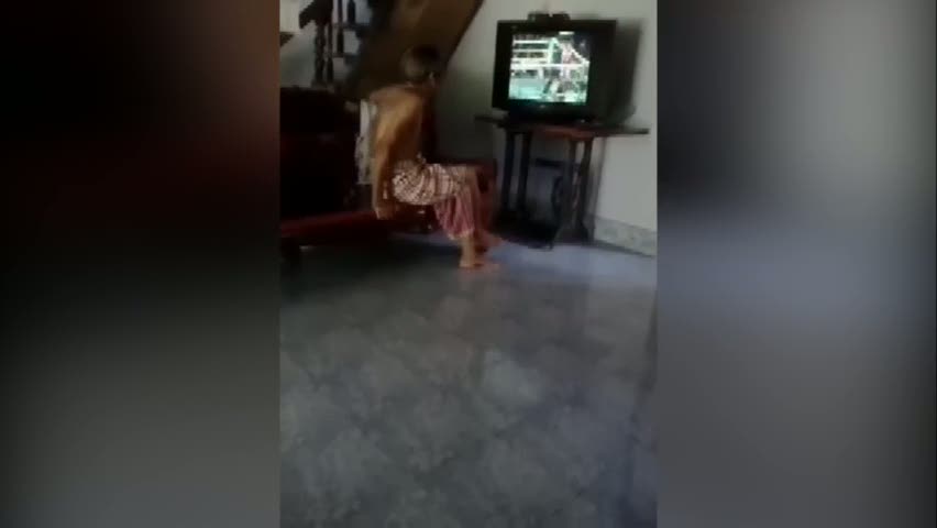 Boks maçını izlerken kendinden geçti!