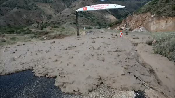 Şiddetli yağış köy yollarını ulaşıma kapattı
