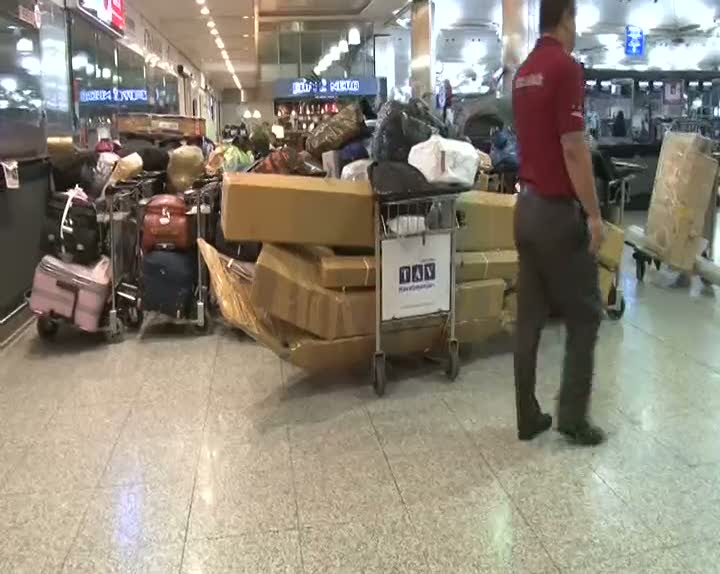 Patlamanın ardından valizler sahipsiz kaldı