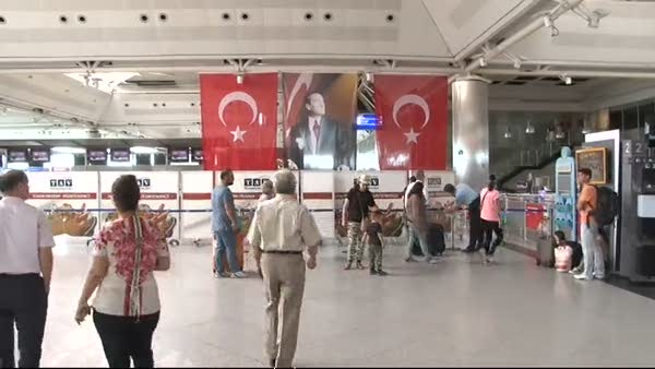 Havalimanı'nda bombanın patladığı yere Türk bayrağı asıldı