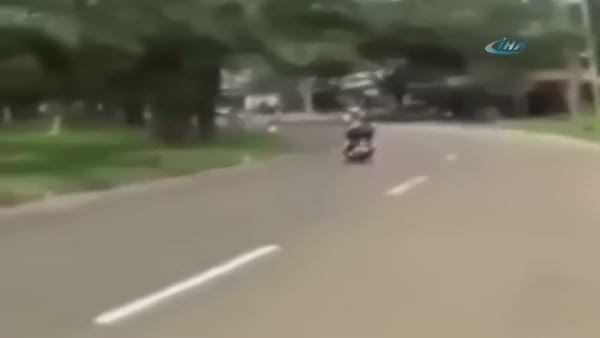 İki kızın motosiklet yolculuğu 10 saniye sürdü