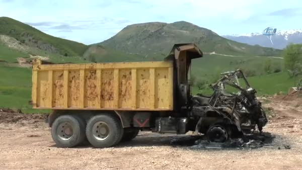 PKK'lı teröristler 23 aracı ateşe verdi
