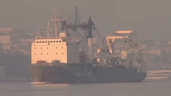 Rus savaş gemisi  İstanbul Boğazı'ndan geçti