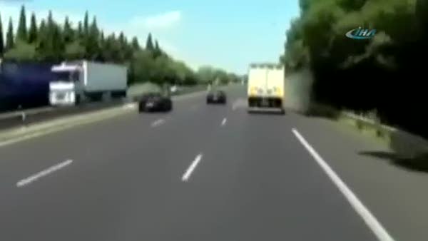 Lastiği patlayan kamyon böyle yoldan çıktı