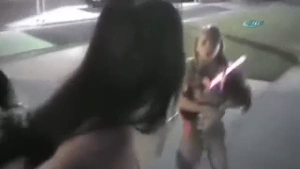 ABD’de elleri kelepçeli kadına çocuğu önünde yumruk