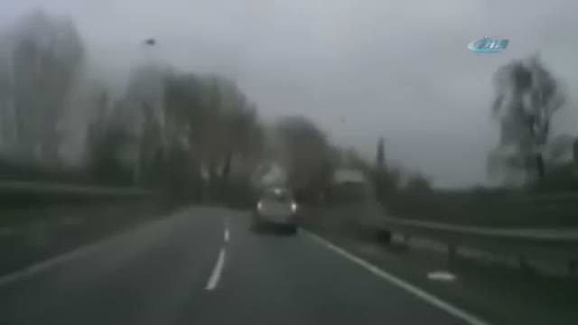 Aşırı hız kaza getirdi