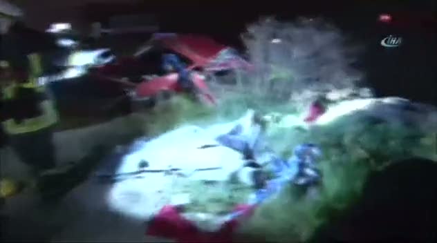 TIR’a çarpan otomobil parçalandı: 4 ölü, 1 yaralı