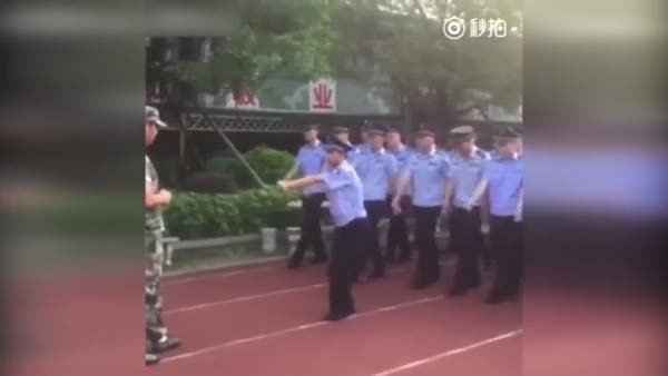 Japon polislerin tören yürüyüşü provası şok etti!