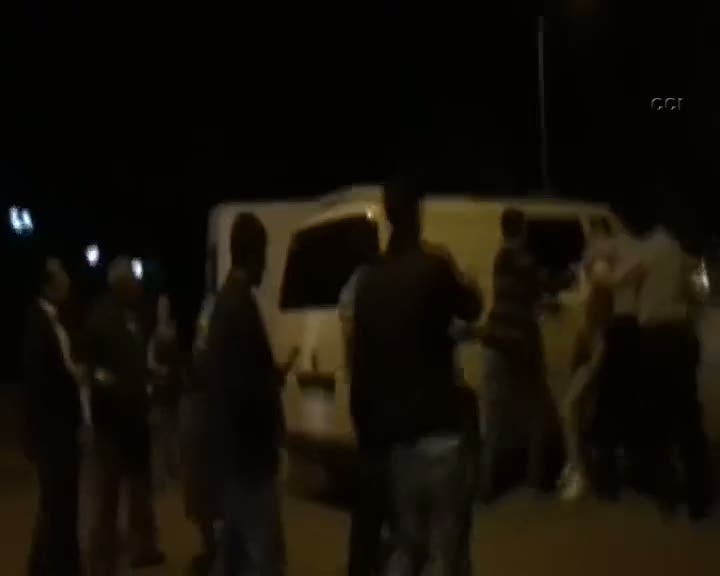 Trafik kazasından sonra iki aile birbirine girdi