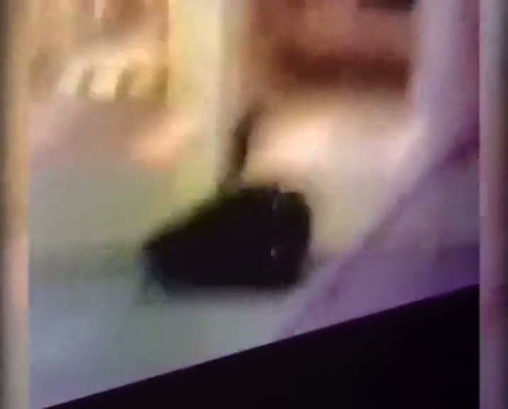 Polisi sırtından vurma anı kamerada!