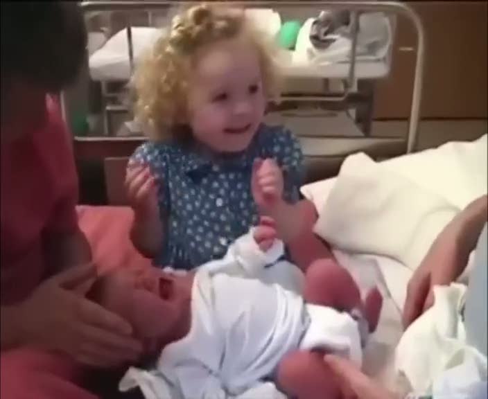 Yeni doğan kardeşini sakinleştiren minik kız!