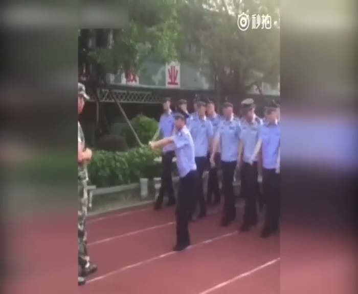 Japon polislerin tören yürüyüşü provası şok etti!