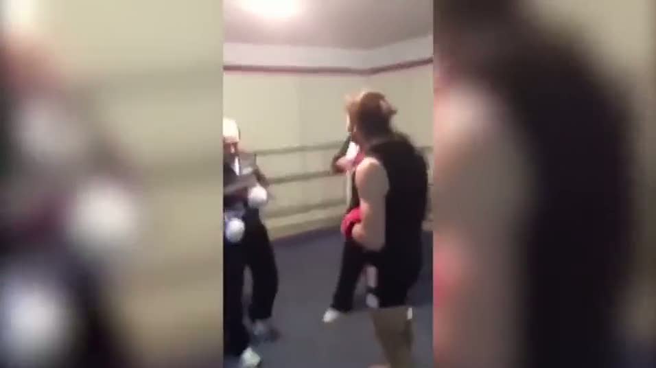 Havalı dövüşçüye ihtiyar hademe dayağı