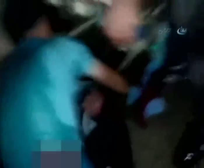 Havalandırma boşluğuna atılan bebeğin kurtarılma anı kamerada