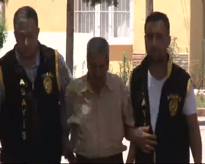 'Sende papaz büyüsü var' diyerek 17 yaşındaki kızı taciz etti