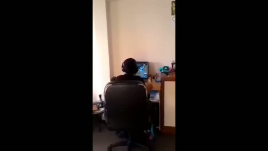 Annesine kızıp monitörü parçaladı