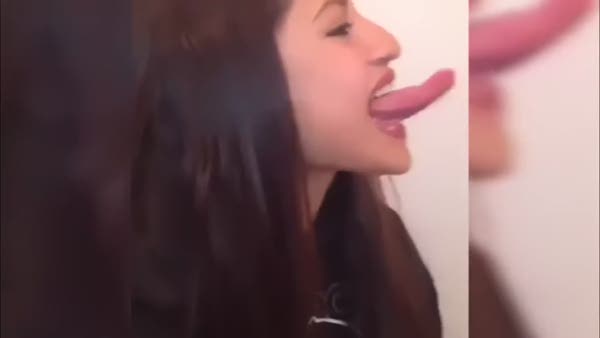 Dilini kulağına değdiren kız