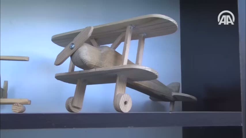 Ahşaptan 25 çeşit oyuncak yapıyor