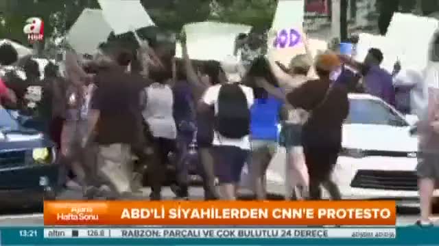 Eylemciler CNN binasını bastı