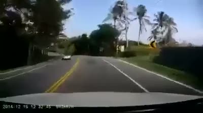 Motosiklet araca böyle çarptı!