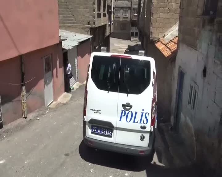 Kuzenlerin kavgasında yoldan geçen kişi vuruldu