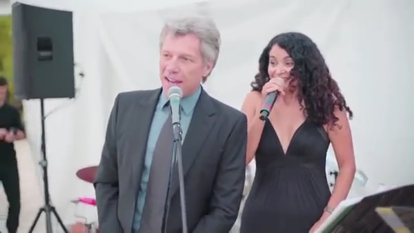 Bon Jovi'yi düğün şarkıcısı oldu!