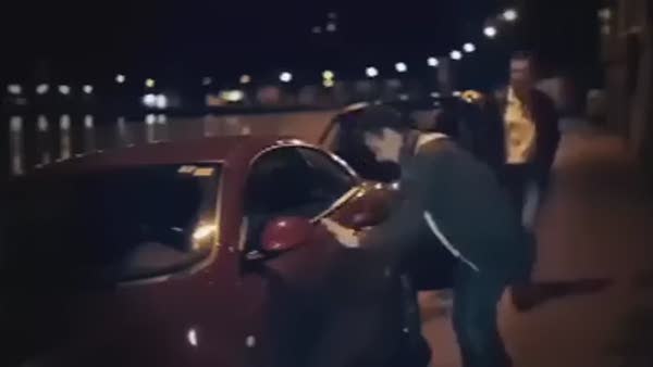 Aracını açamayan sarhoş adama yardımcı oldu!