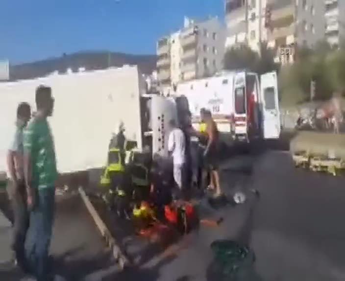 Kuşadası’nda kamyon motosikletlerin üzerine devrildi; 1 ölü, 3 yaralı