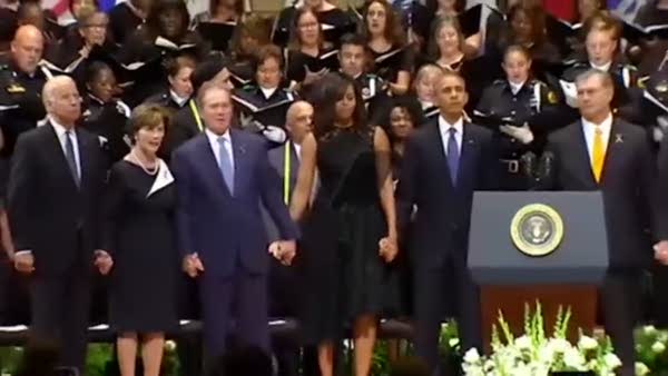 Eski ABD Başkanı Bush'tan cenazede tepki çeken dans