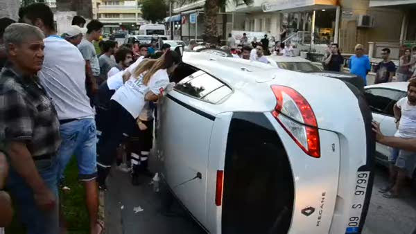 Kaza yapan araç yan attı, şaşkınlığını gizleyemeyen vatandaş yardıma koştu