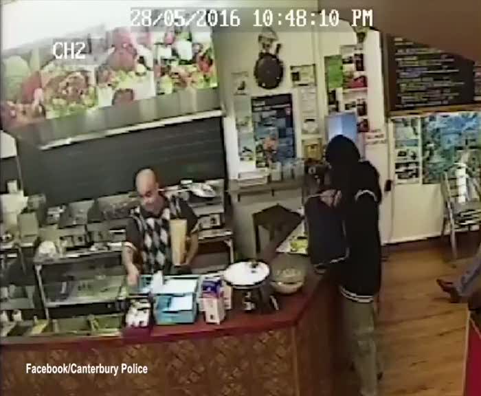 Kebapçı kendisine silah doğrultan soyguncuyu umursamadı